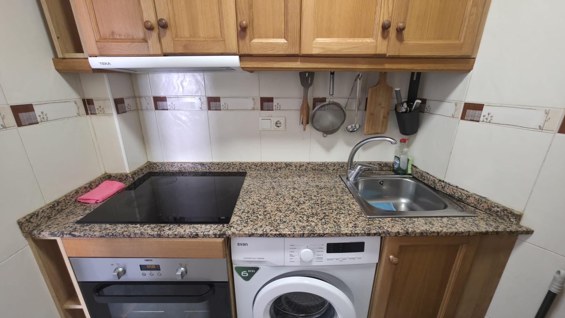 Acogedor Apartamento Soleado y con aproximación a la playa de Los Locos en Perfecto Estado por €129,900 — image 2