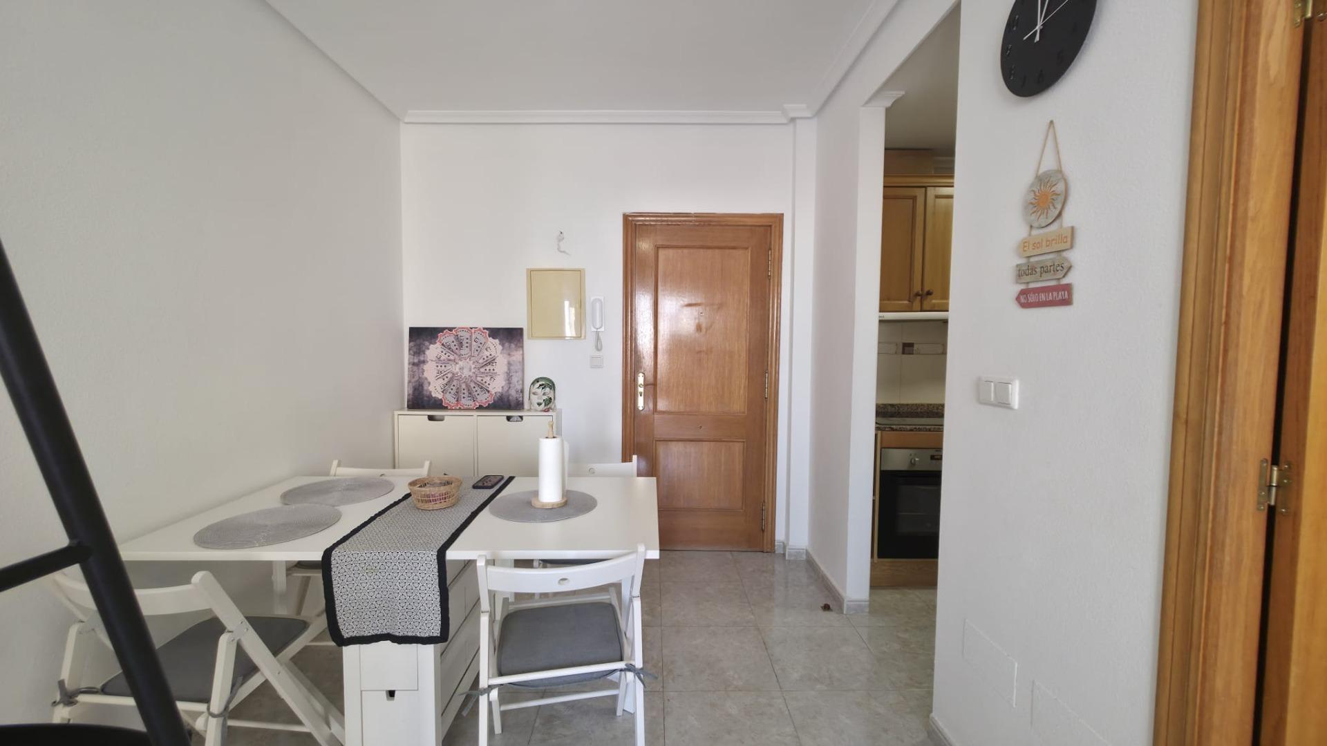 Acogedor Apartamento Soleado y con aproximación a la playa de Los Locos en Perfecto Estado por €129,900 — image 3