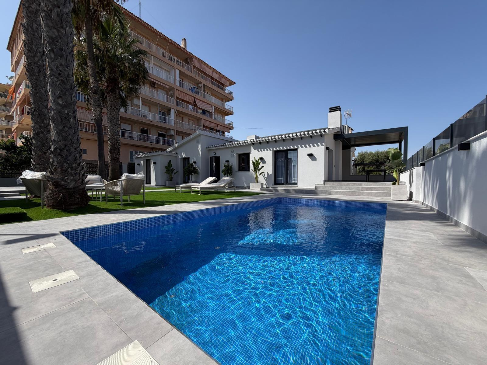 VILLA TOTALMENTE REFORMADA CON VISTAS AL MAR Y A 100 METROS DE PLAYA EN PUNTA PRIMA CON PISCINA PRIVADA Y CON PARCELA DE 360 M2. — image 1