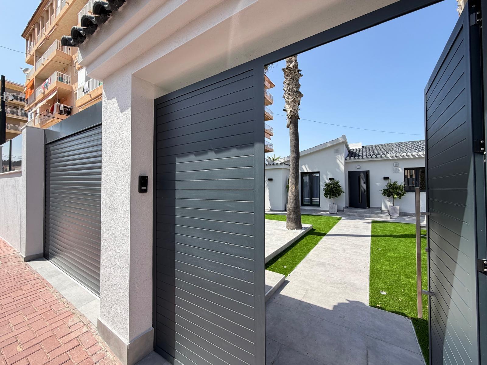 VILLA TOTALMENTE REFORMADA CON VISTAS AL MAR Y A 100 METROS DE PLAYA EN PUNTA PRIMA CON PISCINA PRIVADA Y CON PARCELA DE 360 M2. — image 2