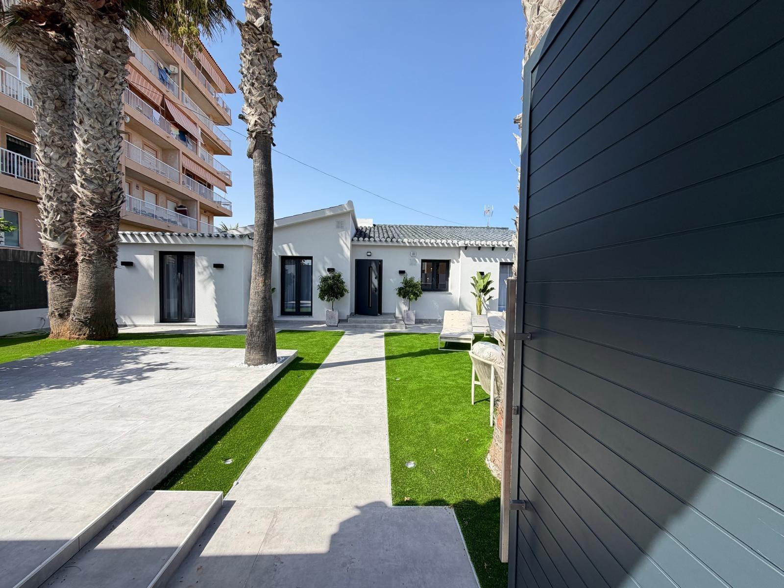 VILLA TOTALMENTE REFORMADA CON VISTAS AL MAR Y A 100 METROS DE PLAYA EN PUNTA PRIMA CON PISCINA PRIVADA Y CON PARCELA DE 360 M2. — image 3