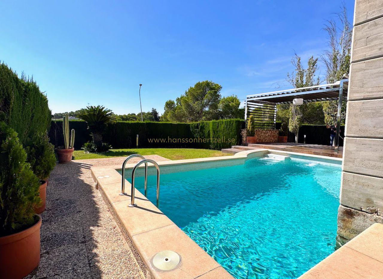 Luxury Villa in Campoamor, Orihuela Costa - Exclusive 5-Bedroom Proper — image 3