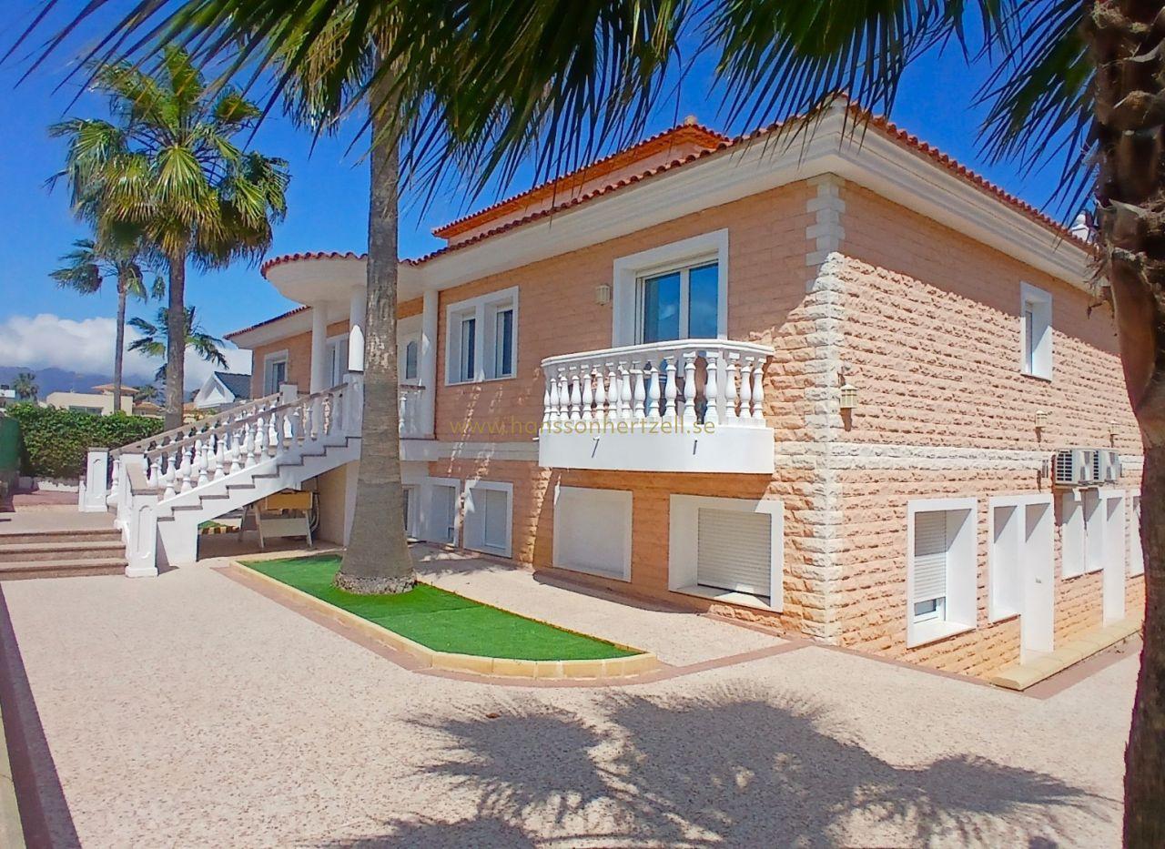 Classic-Modern Villa with Tourist License for Sale in Alfas del Pi | 9 — image 3