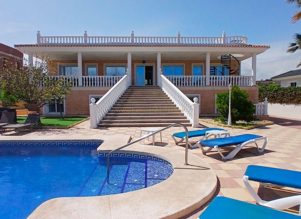 Classic-Modern Villa with Tourist License for Sale in Alfas del Pi | 9 — image 2