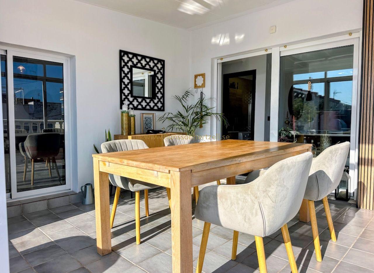 Top-Floor Penthouse Torrevieja | 4 Beds, Terraces, Beach Steps Away | — image 2