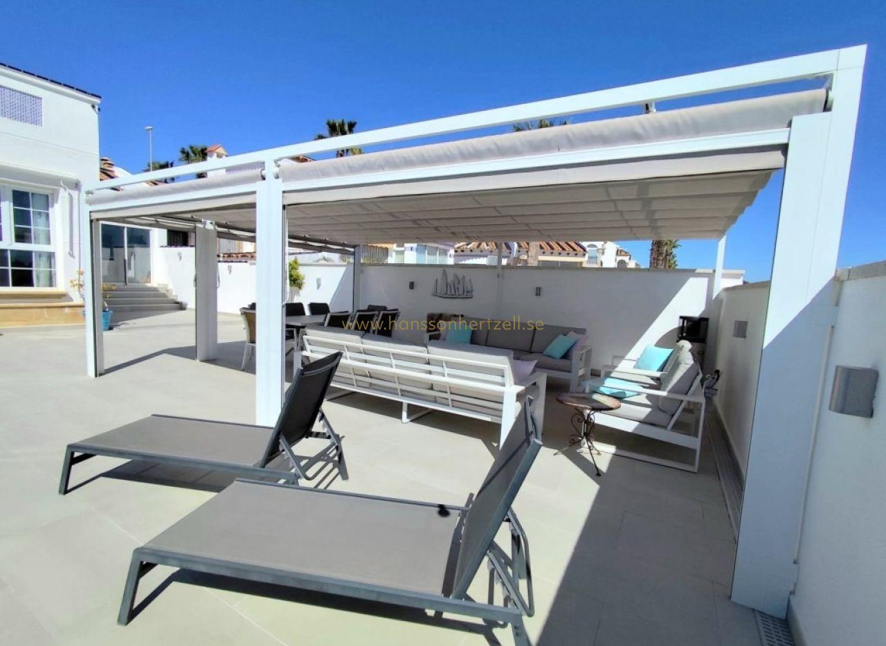 Renovated Villa in Villamartin | Pool & Sea Views — €599,950 — image 3