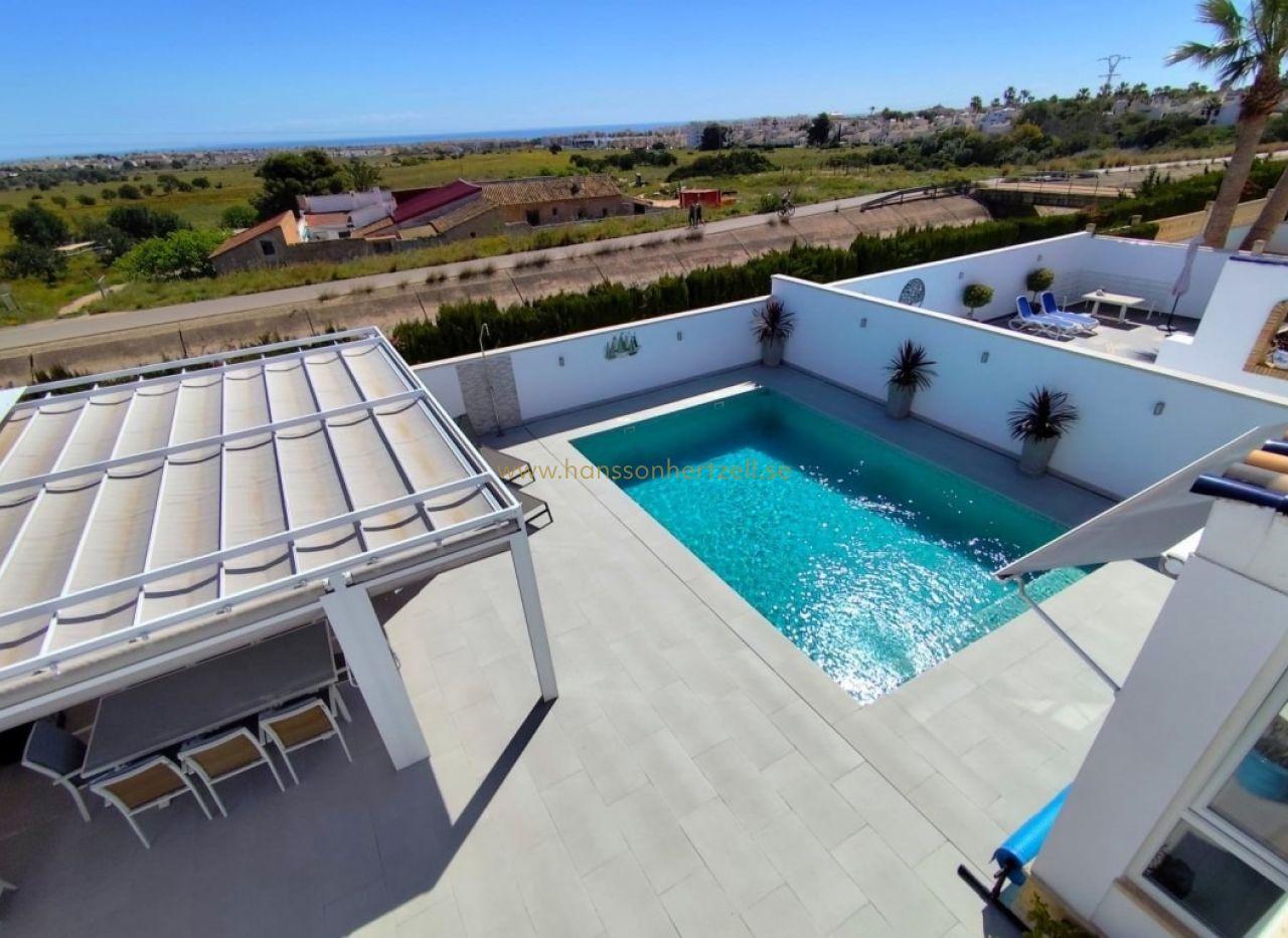 Renovated Villa in Villamartin | Pool & Sea Views — €599,950 — image 2