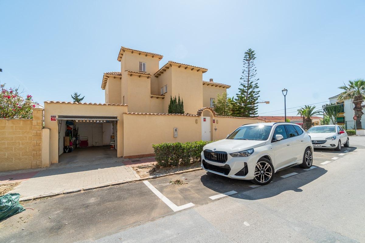Villa in Torrevieja — image 1