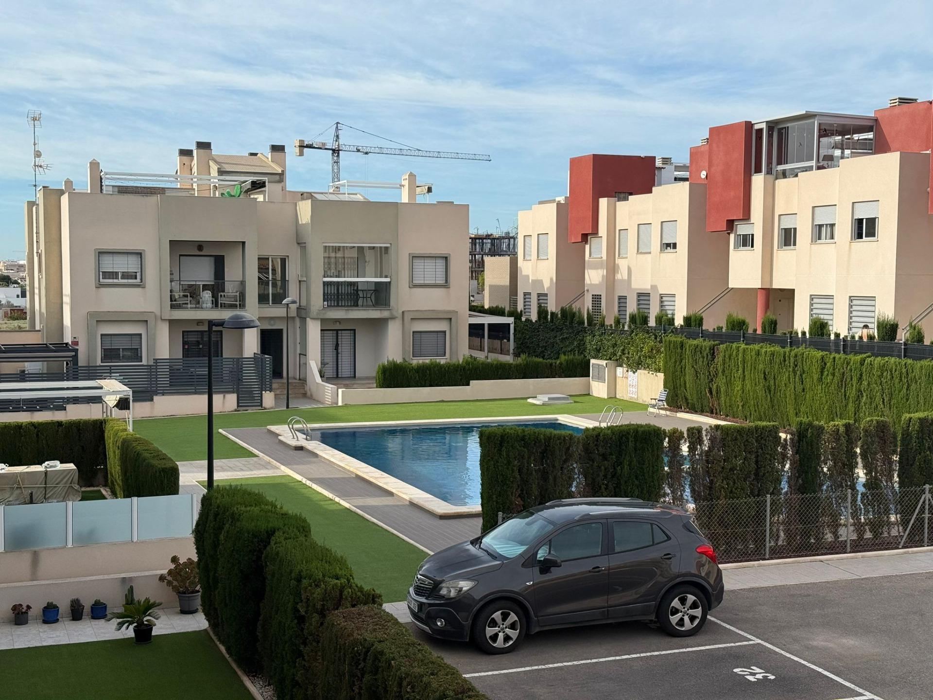 Bungalow en Aguas Nuevas de 2 dormitorios con piscina parking y solárium privado — image 1