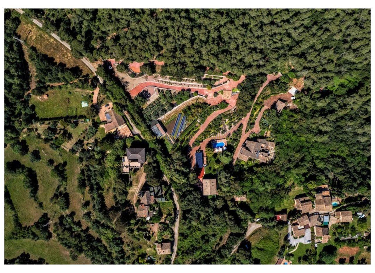 Exclusive Retreat: Luxurious Self-Sufficient Estate in the Heart of Ca — image 1