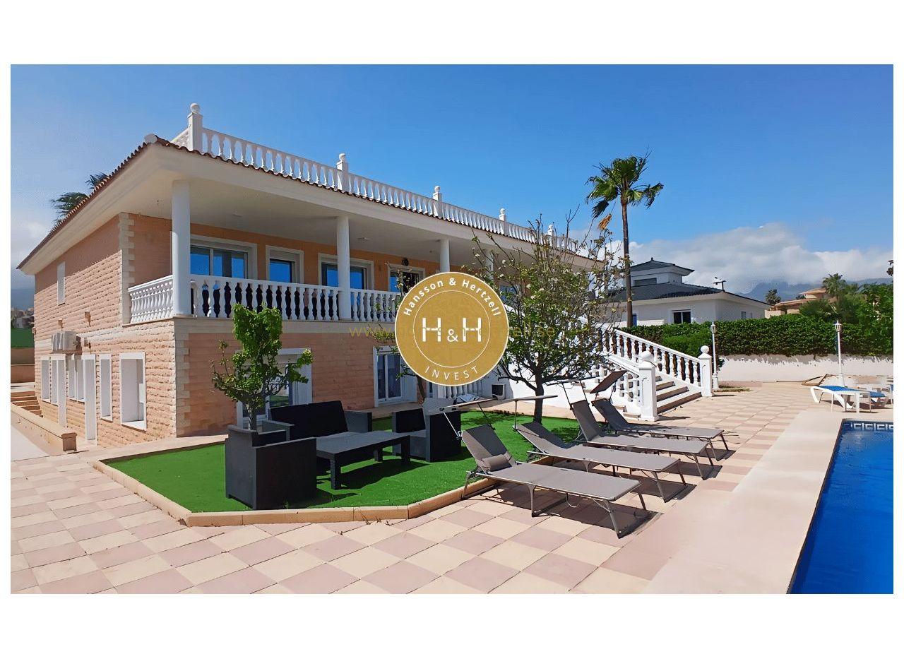 L'Alfàs del Pi — A cosmopolitan northern Costa Blanca town with a large Scandinavian community, year-round cultural life, and access to Albir beach.