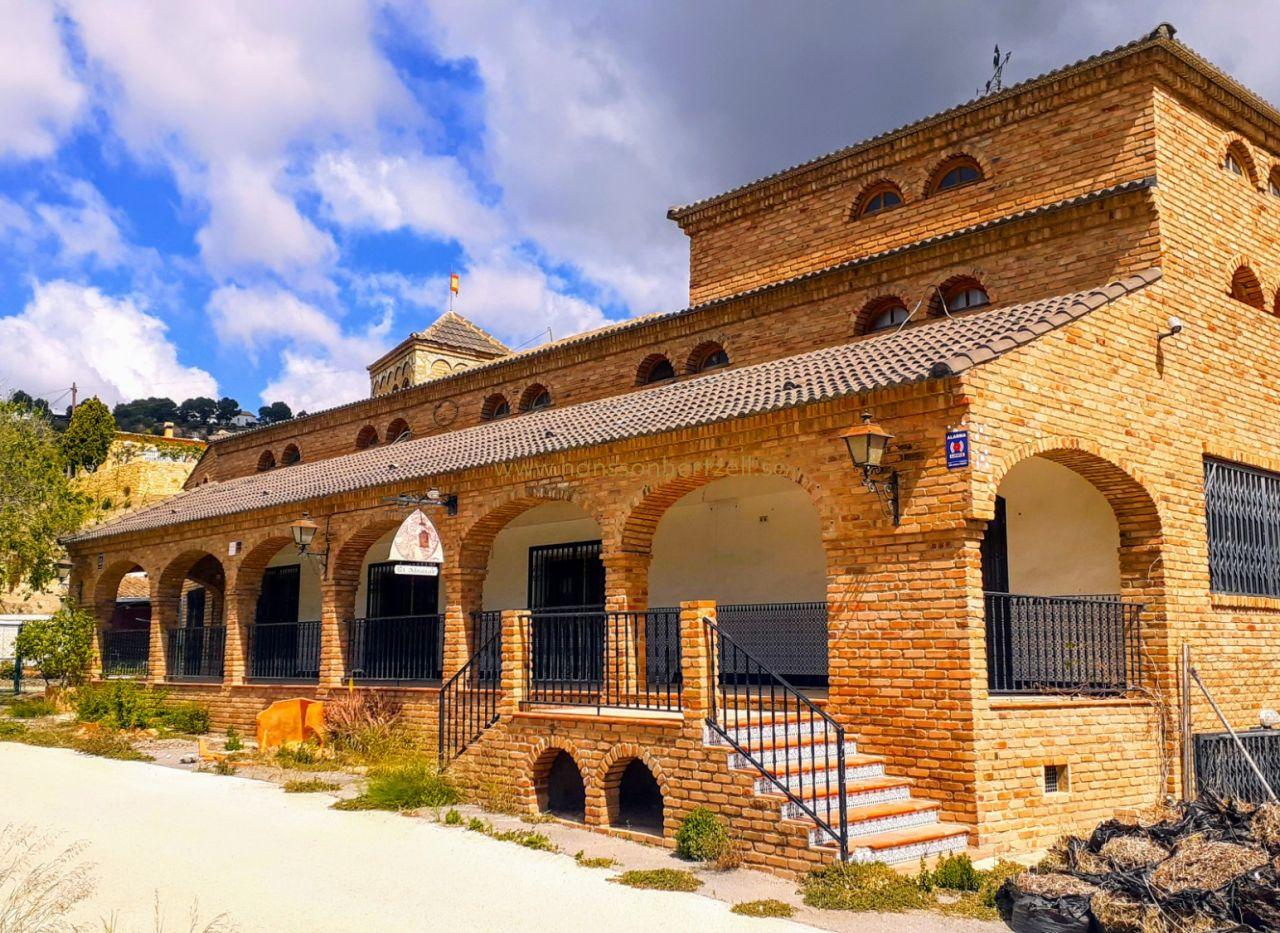 Gran villa y proyecto de negocio en Finestrat | 630 m²