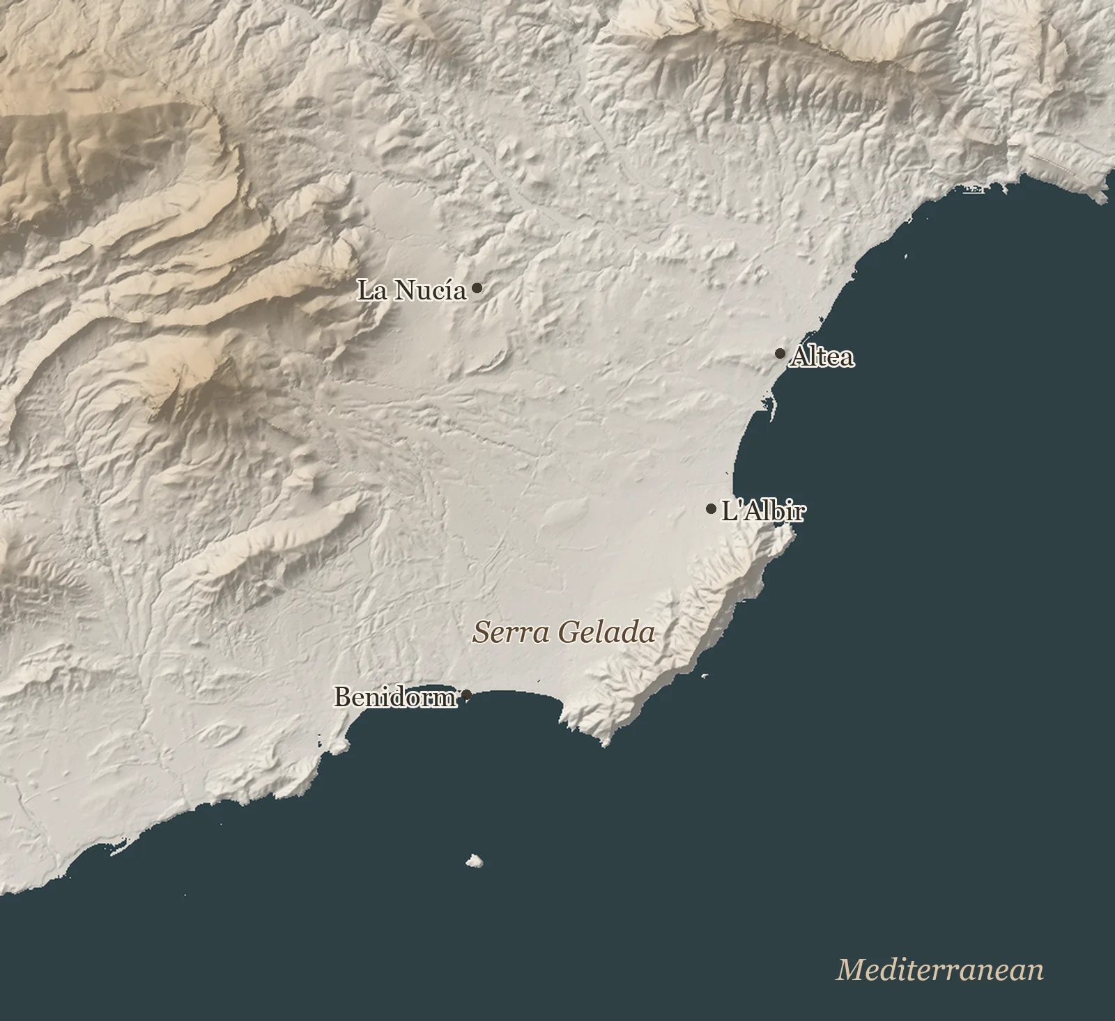 Reliefkarta över Marina Baixa-kusten från Benidorm till Altea, med L'Alfàs del Pi markerat